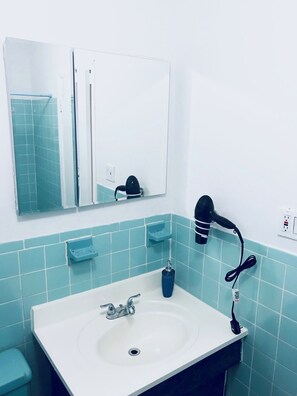 Shower, hair dryer, towels, soap - Beautiful 4 Bedrooms 2 Baths, Balcony next to all up to 15 people (Queens)