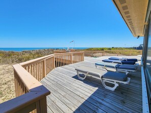Terrace/patio - Baugh Cottage - Wake up to oceanfront views in this Southern Shores home! (Southern Shores)