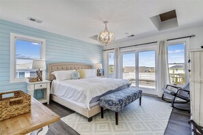 6 bedrooms, WiFi, bed sheets - ENDLESS SUMMER 2 is the ideal location with Private Pool & dogs allowed! (Southern Shores)