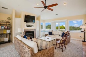 TV, lettore DVD, tavolo da calcetto, libri