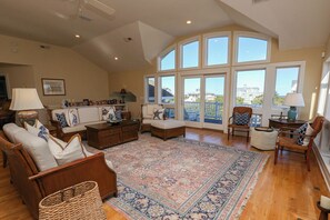 Fernseher, DVD-Player, Tischtennisplatte, Bücher