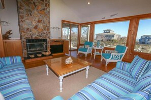 Fernseher, DVD-Player, Bücher