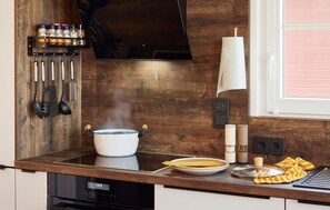 Réfrigérateur, surface de cuisson, lave-vaisselle, cafetière-théière