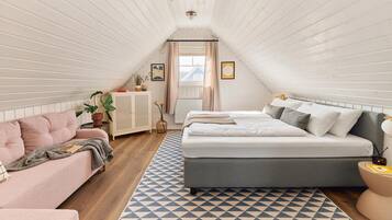 2 bedrooms, travel cot, free WiFi, bed sheets