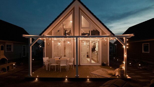 Une maison accueillante dotée d’un patio abrité, d’un coin repas et d’une cuisine ouverte.