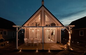 A cozy house with a covered patio, a dining area, and a visible kitchen. - Stunning home in Wandlitz with sauna (Wandlitz)