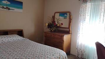 1 dormitori, planxa i posts de planxar, wifi i roba de llit