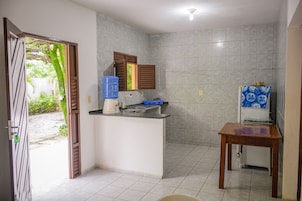 Laptopgeeigneter Arbeitsplatz, kostenloses WLAN, Bettwäsche