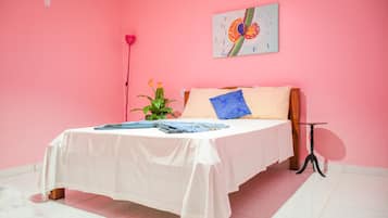 Een laptopwerkplek, gratis wifi, beddengoed