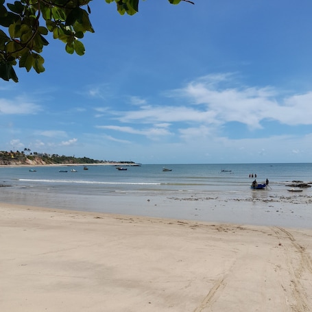 Una playa cerca, arena blanca