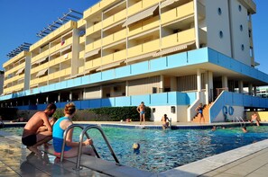 Appartement, 2 slaapkamers, balkon, uitzicht op oceaan | Zwembad | Een buitenzwembad