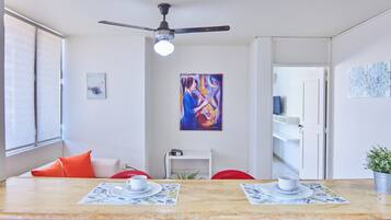 Loft, 1 chambre, balcon, vue ville | Coin séjour