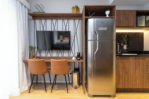 Full-sized fridge, microwave, stovetop, cookware/dishes/utensils - Charlie Atmosfera Paulista (São Paulo)