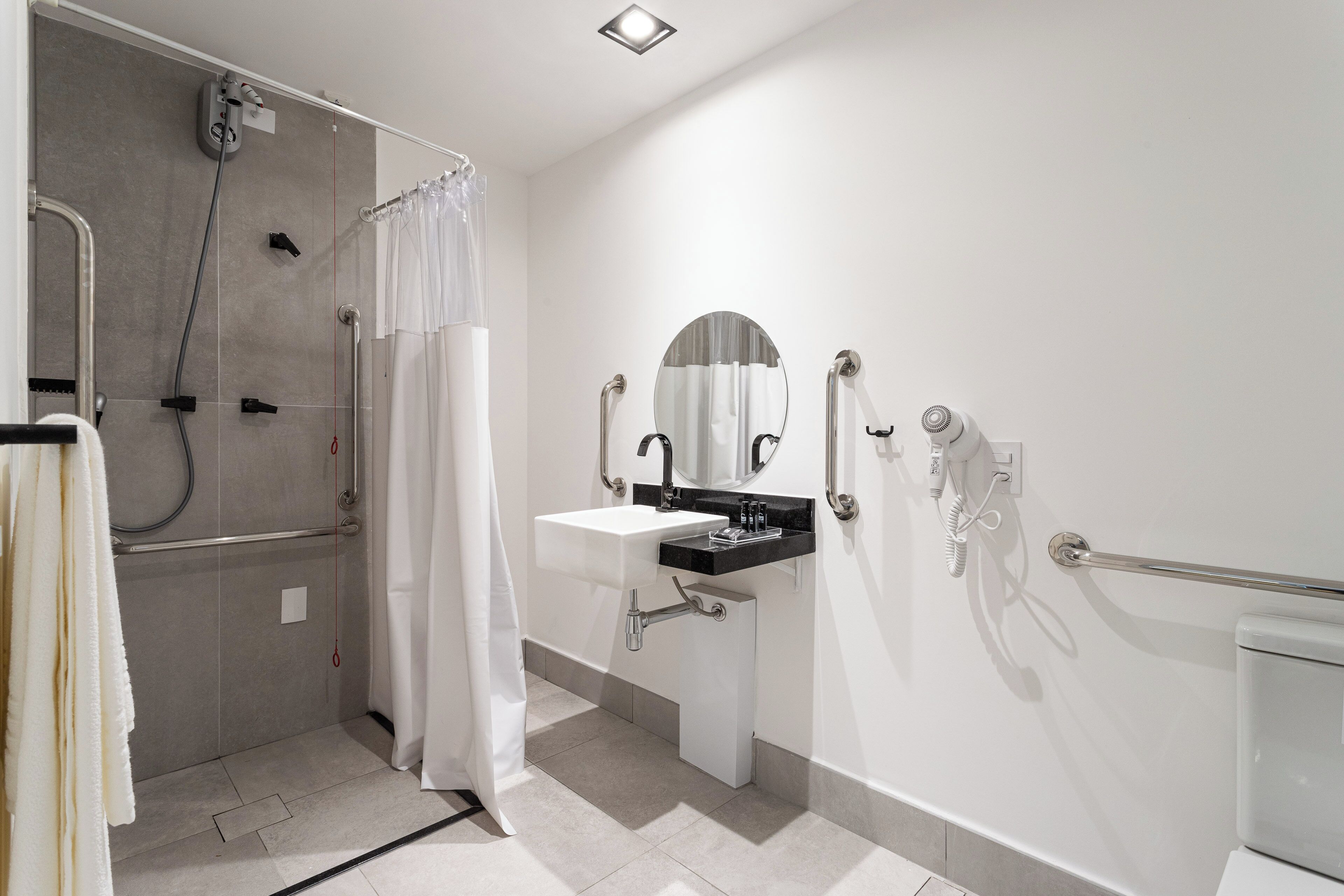 Une salle de bain moderne équipée d’une douche, de toilettes et d’un lavabo.