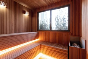 A wooden sauna with benches and a window. - Charlie Atmosfera Paulista (São Paulo)