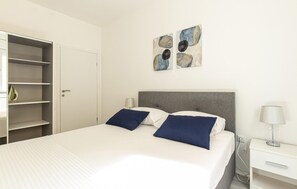 2 bedrooms, travel cot, free WiFi, bed sheets