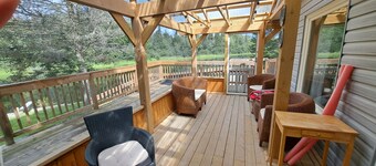 Tranquil, airy cottage just steps from the river with miles of boating fun!