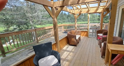 Tranquil, airy cottage just steps from the river with miles of boating fun!