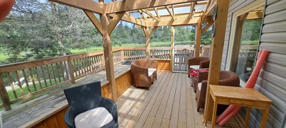 Tranquil, airy cottage just steps from the river with miles of boating fun!