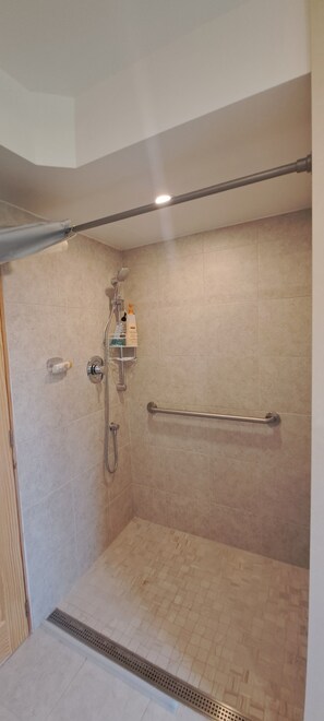 Douche, serviettes fournies, savon, shampooing