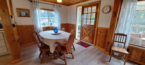 Dining - Tranquil, airy cottage just steps from the river with miles of boating fun! (Burk's Falls)