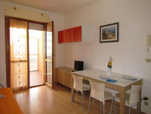 Leilighet, 2 soverom, balkong | Spisestue