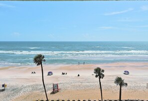 Plage, chaises longues, serviettes de plage
