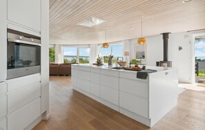 Fridge, microwave, oven, stovetop - Awesome home in Kalundborg with WiFi (Kalundborg)