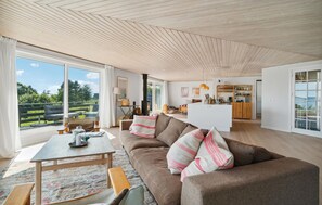 Smart TV y chimenea 