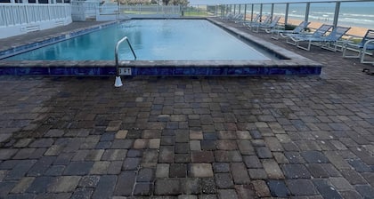 Oceanfront PENTHOUSE! Large Pool, Private Beach Access! Family Friendly!