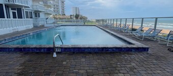 Oceanfront PENTHOUSE! Large Pool, Private Beach Access! Family Friendly!