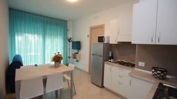 Apartment, 2 Bedrooms, Balcony, Ocean View | Dining room