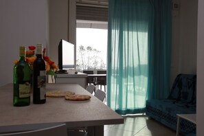 Apartment, 2 Schlafzimmer, Balkon, Meerblick | Wohnzimmer