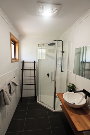 ヘアドライヤー、タオル、石鹸、トイレットペーパー