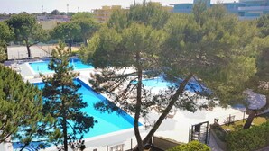 Una piscina rodeada de árboles y edificios.