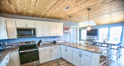 NEW: Beach House 3-Bed/2-Bath with Ocean View & Golf Cart -- Great Beach