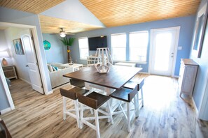 Dining - NEW: Beach House 3-Bed/2-Bath with Ocean View & Golf Cart -- Great Beach (Surfside Beach)