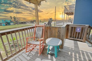 Terrace/patio - NEW: Beach House 3-Bed/2-Bath with Ocean View & Golf Cart -- Great Beach (Surfside Beach)