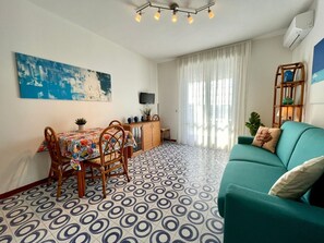 Studio, plusieurs chambres, balcon, vue ville | Intérieur