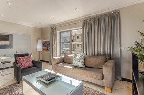 Living room - Centrally Located 1 Bedroom With Pool (Cape Town)
