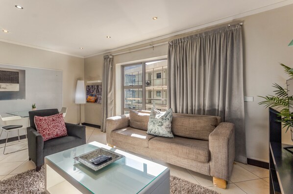 Living room - Centrally Located 1 Bedroom With Pool (Cape Town)