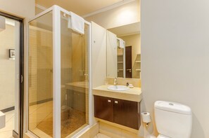 Appartement, 1 slaapkamer, roken, uitzicht op de stad | Badkamer met douche