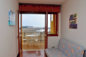 Apartment, 2 Bedrooms, Balcony, Ocean View | Living room