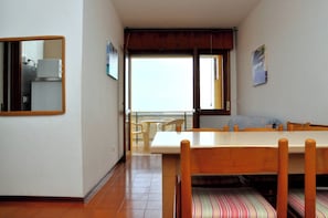 Apartment, 2 Bedrooms, Balcony, Ocean View | Dining room