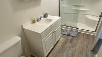 Douche, serviettes fournies, savon, papier toilette