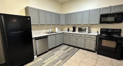 Comfortable apartment close to town and 6 miles to Lake Cumberland!