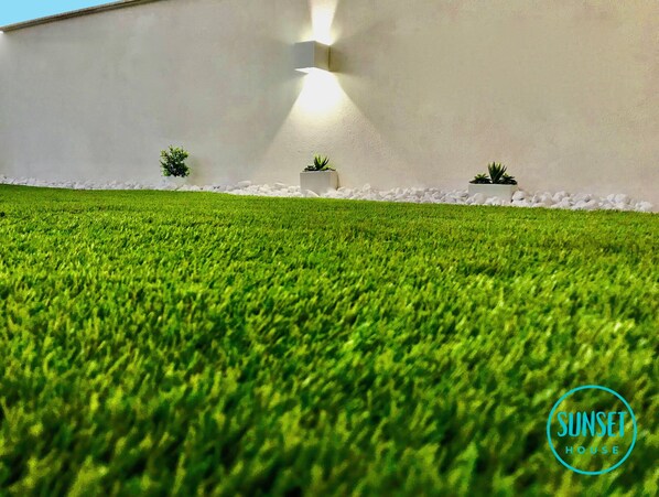 Property grounds - 5 minutes from the sea with beautiful private garden (Lu Bagnu)