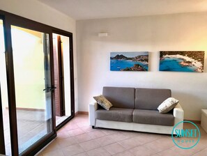 Smart TV - 5 minutes from the sea with beautiful private garden (Lu Bagnu)