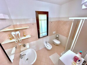 Haartrockner, Bidet, Handtücher, Seife