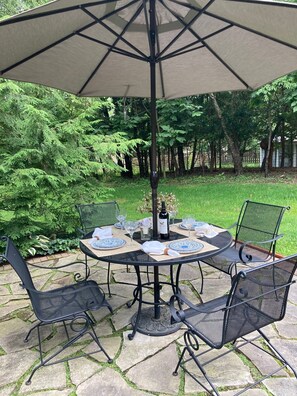 Outdoor dining - Cottage on the Hill - Your Home Away From Home (Medina)
